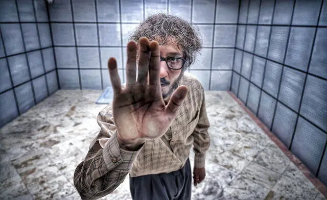 بهرام افشاری مرد عینکی می‌شود 