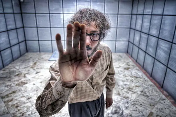 بهرام افشاری مرد عینکی می‌شود 