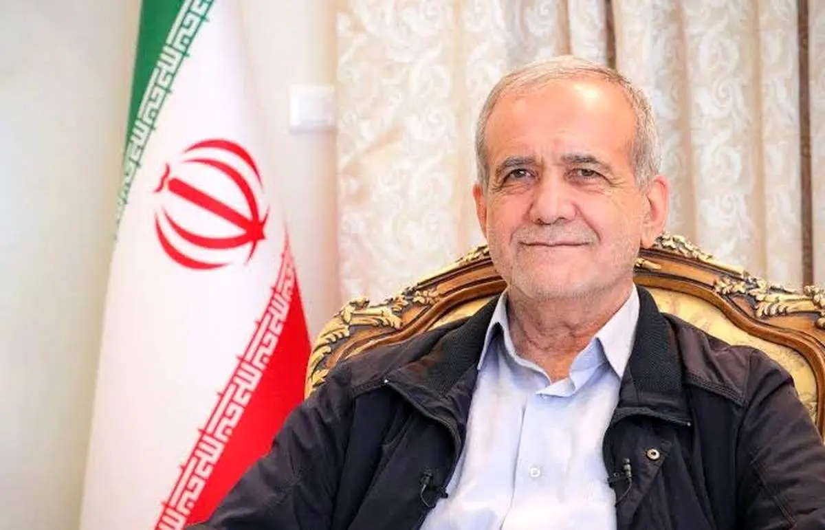 ببینید/ دوچرخه سواری پزشکیان در مسیر سلامت اصفهان