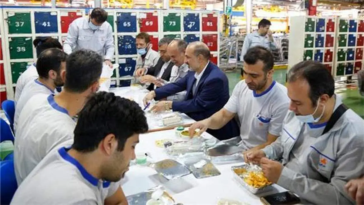 نشست صمیمی مدیرعامل گروه خودروسازی سایپا با كارگران خطوط تولید/ اعلام برنامه های تولید سال جاری به كارگران/ آمادگی كارگران خطوط تولید برای افزایش تولید خودرو