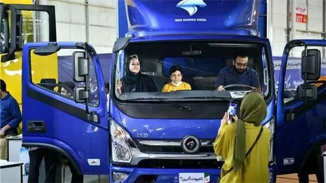 استقبال بازدیدکنندگان از کامیونت آترین پلاس در نمایشگاه مشهد