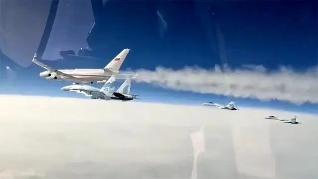 حفاظت از هواپیمای پوتین توسط جنگنده های روسی در آسمان ریاض