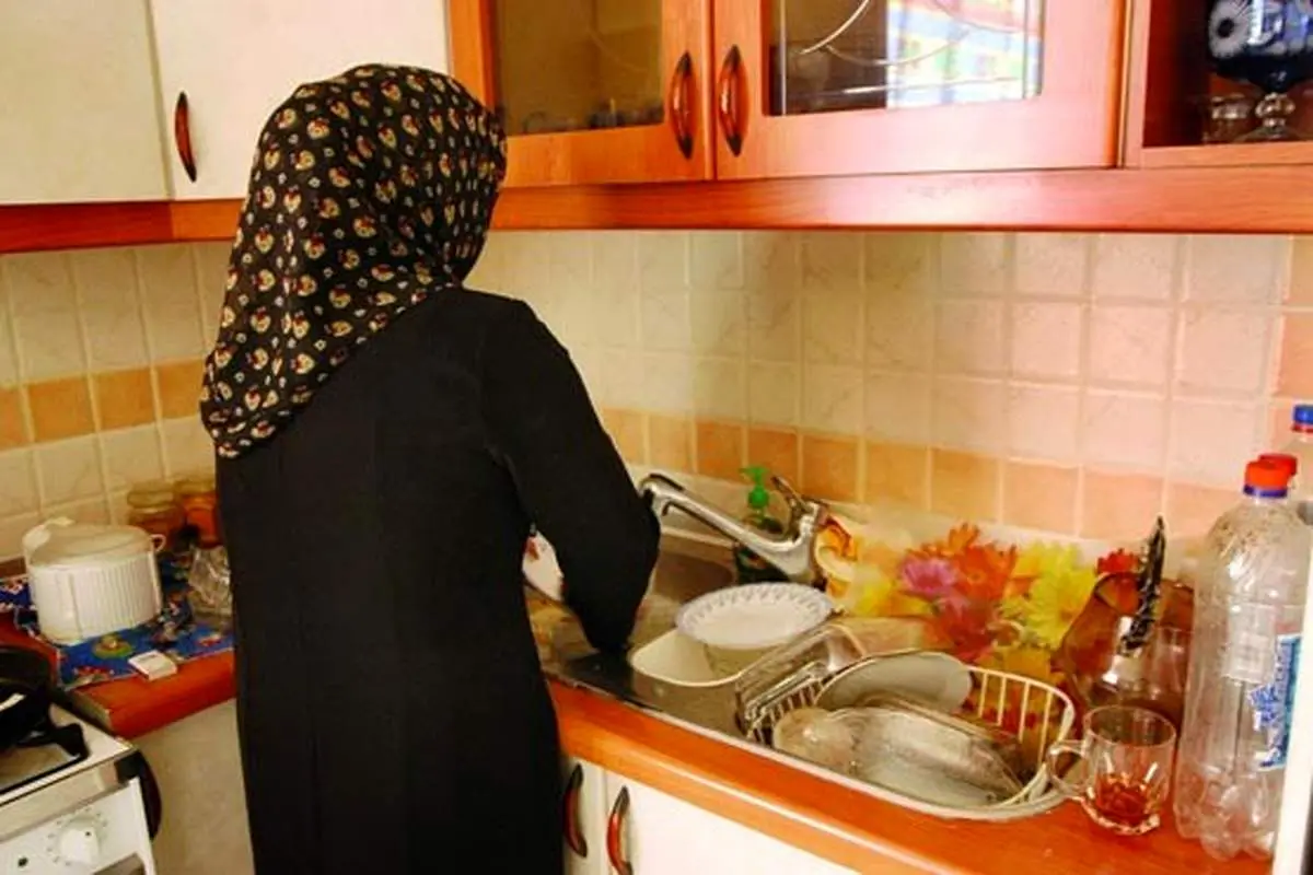 آیا زن باید برای کار در خانه حقوق بگیرد؟