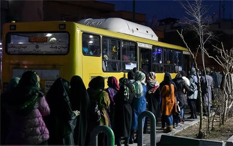صف‌های طولانی اتوبوس تهران به پردیس و اجرای طرح مترو که همچنان روی کاغذ است/ بیمه اتوبوس‌های پردیس به تهران فقط داخل شهری است