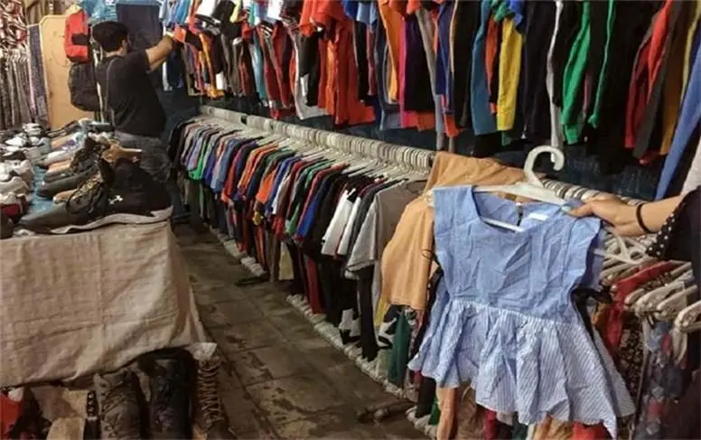 رونق بازار فروش لباس‌های دست دوم با کاهش قدرت خرید مردم