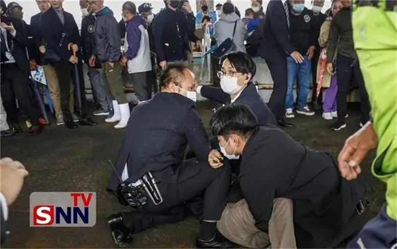 نخست‌وزیر ژاپن از یک انفجار جان سالم به‌در برد+ تصویر سوءقصد