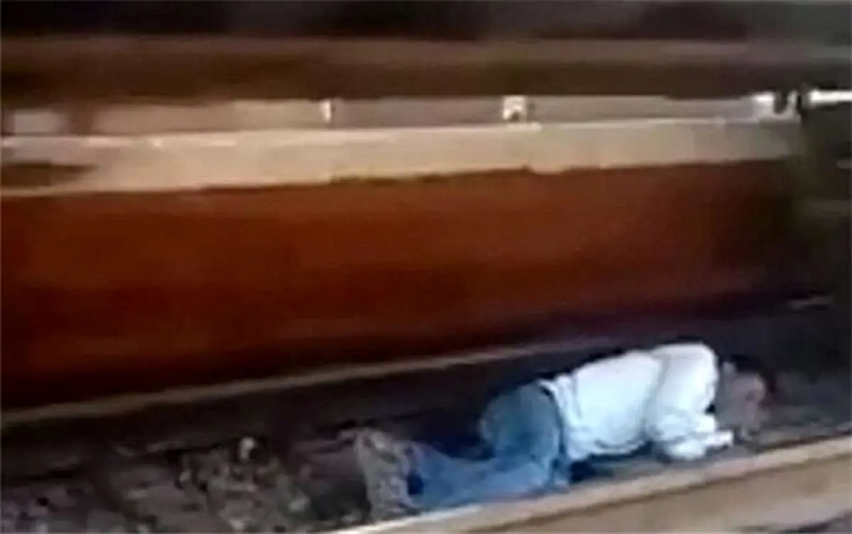 نجات معجزه آسای یک مرد از زیر قطار