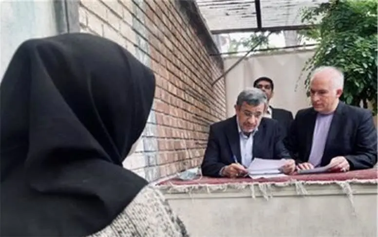 دیدار مردمی احمدی‌نژاد بعد از چندماه غیبت/ بازگشت با عنوان «سنگ‌صبور مردم» + عکس‌
