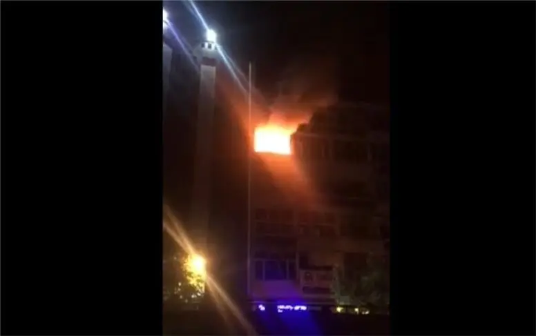 تصاویر آتش‌سوزی مهیب در خیابان طالقانی تهران