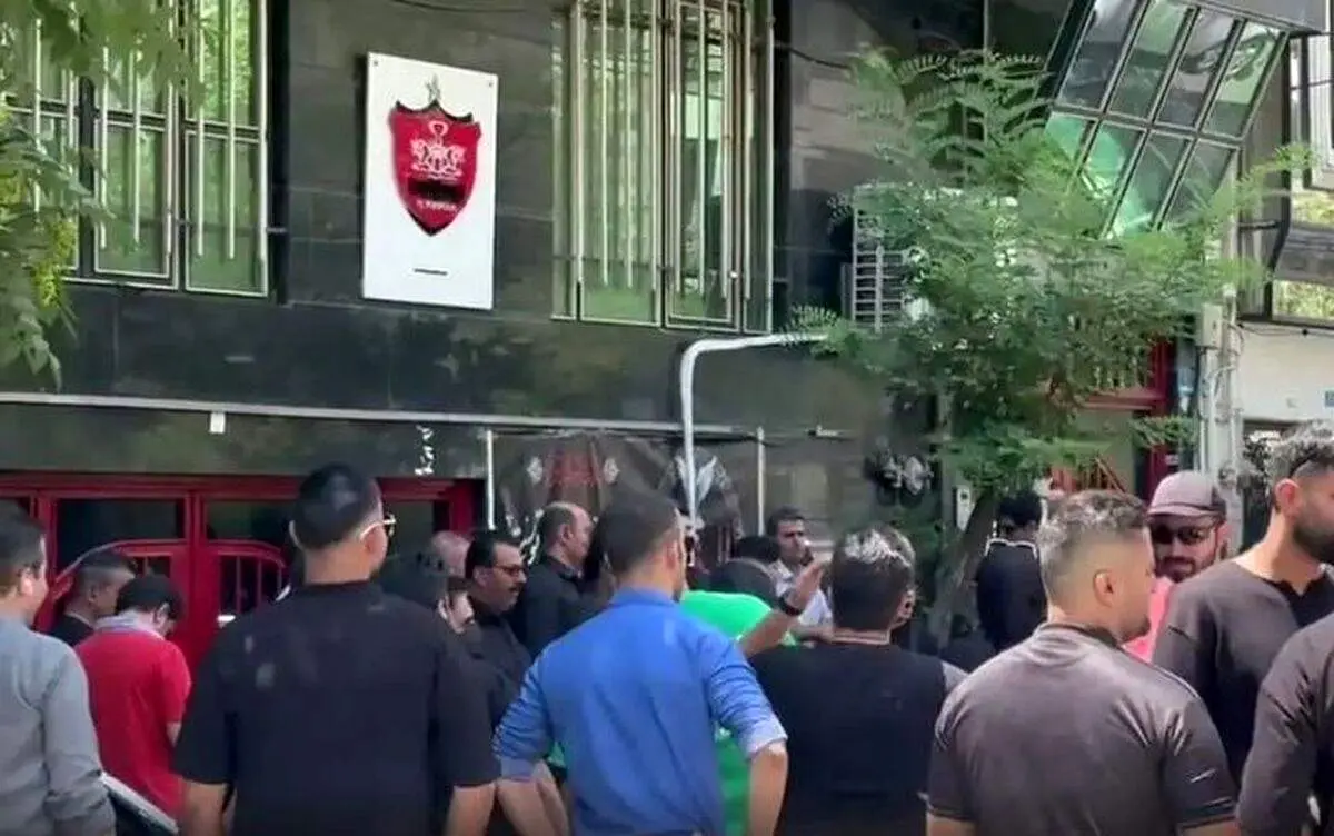 جنجال جلوی ساختمان پرسپولیس؛ درویش قاطی کرد!/ فیلم