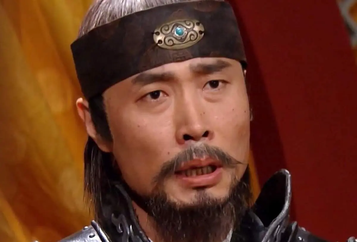 وزیر اعظمِ سریال جومونگ سوار بر موتورسیکلت