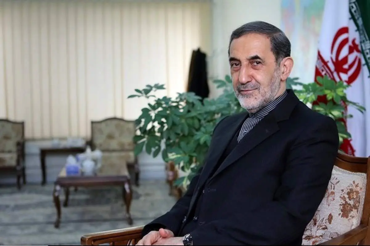 انتقاد یک روزنامه به اظهارات علی‌اکبر ولایتی درباره روس‌ها