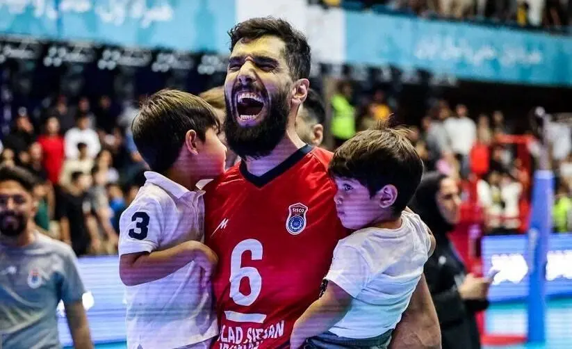 خوشحالی جالب موسوی با فرزندانش پس از قهرمانی فولاد سیرجان/ فیلم