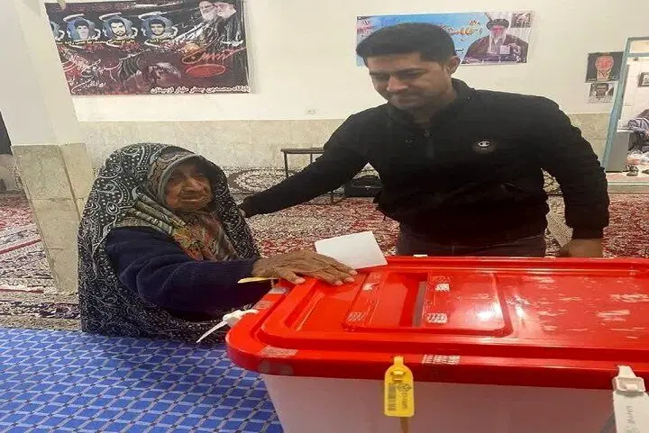 بانوی ۹۹ ساله رای خود را به صندوق انداخت/ عکس
