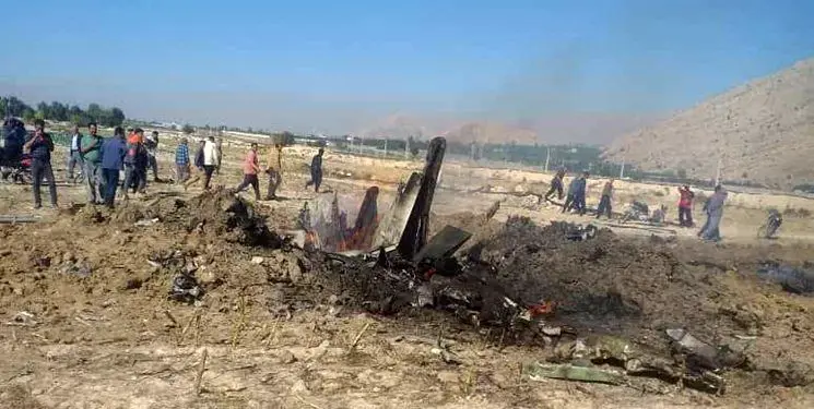یک فروند هواپیمای آموزشی تک‌سرنشین در کازرون سقوط کرد+فیلم