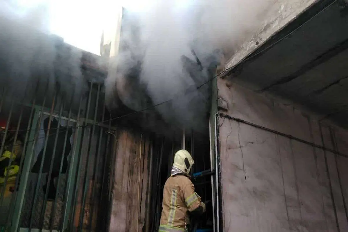 آتش‌سوزی گسترده در خیابان رازی تهران/ 10 نفر تا کنون دچار سانحه شده‌اند/ خیابان مولوی مسدود شد