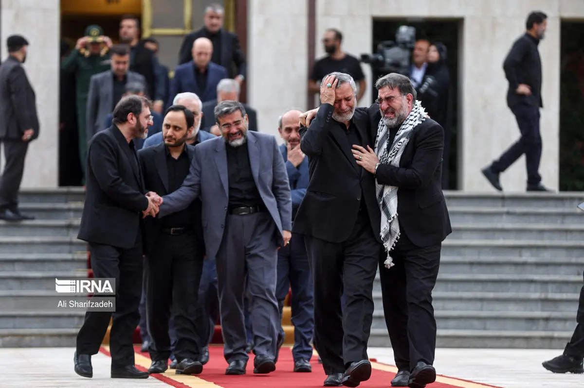 تصویر حزن انگیز وزرا در لحظه ورود پیکر رئیسی به فرودگاه