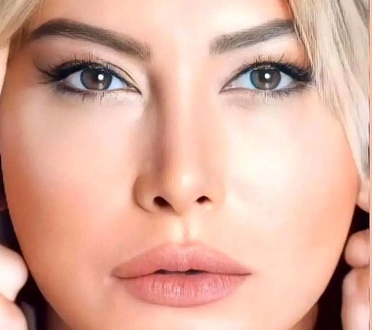 گلهای بهاری روی روسری فریبا نادری/ عکس