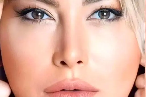 گل‌های بهاری روی روسری فریبا نادری/  عکس