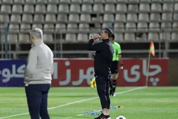 کریم باقری با شلوار برمودا پرسپولیس را مقابل تراکتور نجات داد!/ عکس