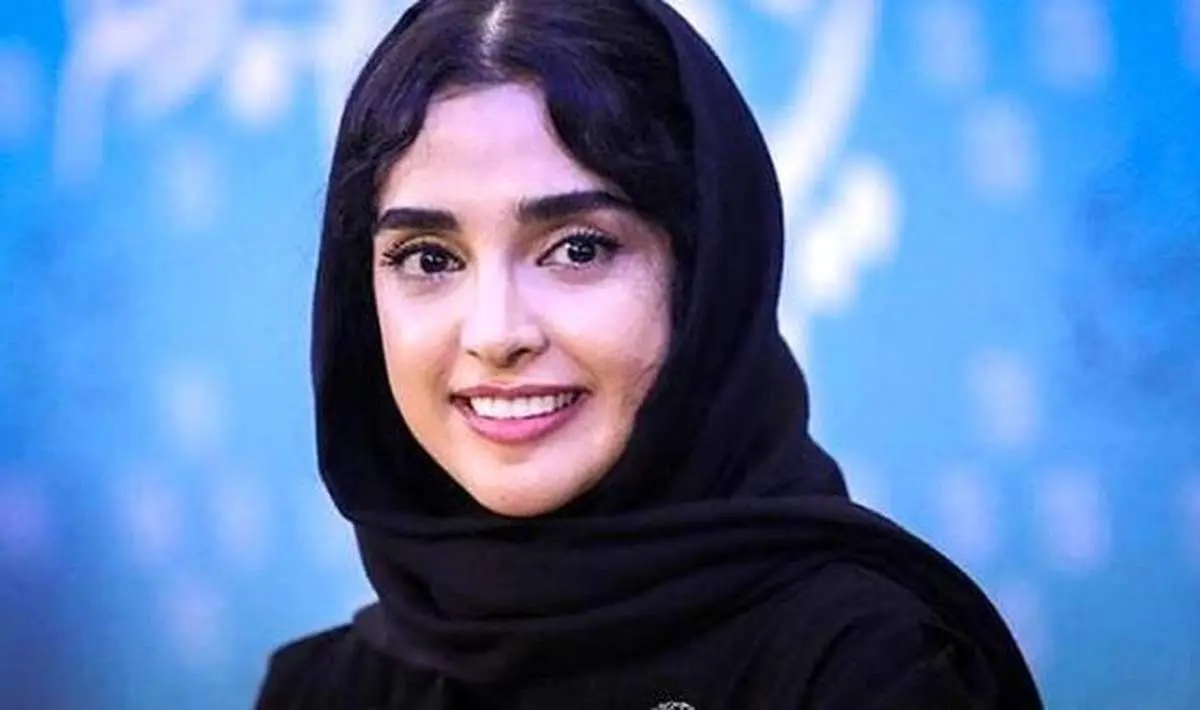 سلفی جنجالی الهه حصاری در اتاق خوابش با هودی جذاب!