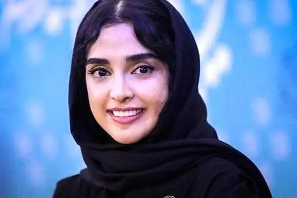 سلفی جنجالی الهه حصاری در اتاق خوابش با هودی جذاب!