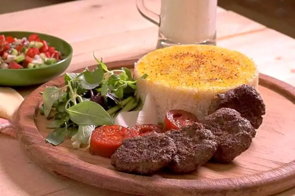 طرز تهیه کته سماقی با کباب تابه‌ای مخصوص