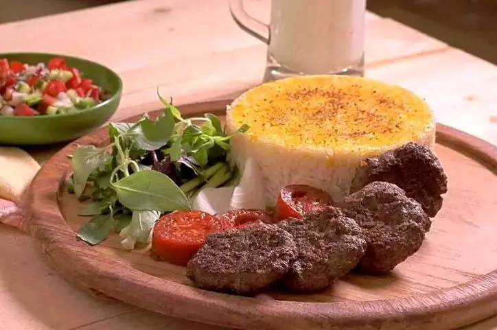 طرز تهیه کته سماقی با کباب تابه‌ای مخصوص