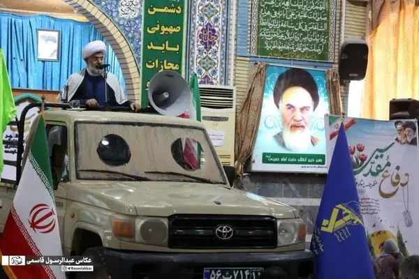 حضور یک روحانی با تویوتای جنگی در نماز جمعه / تصاویر