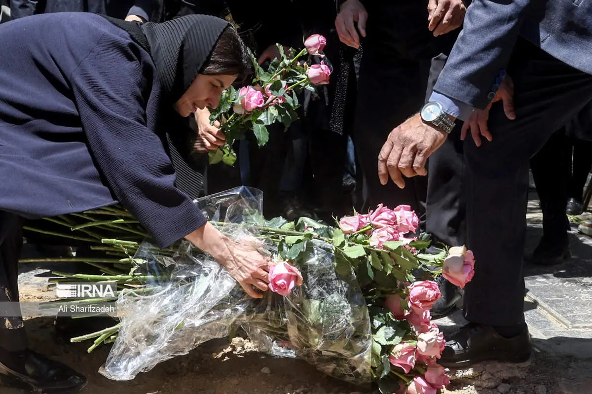 خنده و حرکات عجیب لیلا حاتمی در مراسم خاکسپاری مادرش!/ فیلم