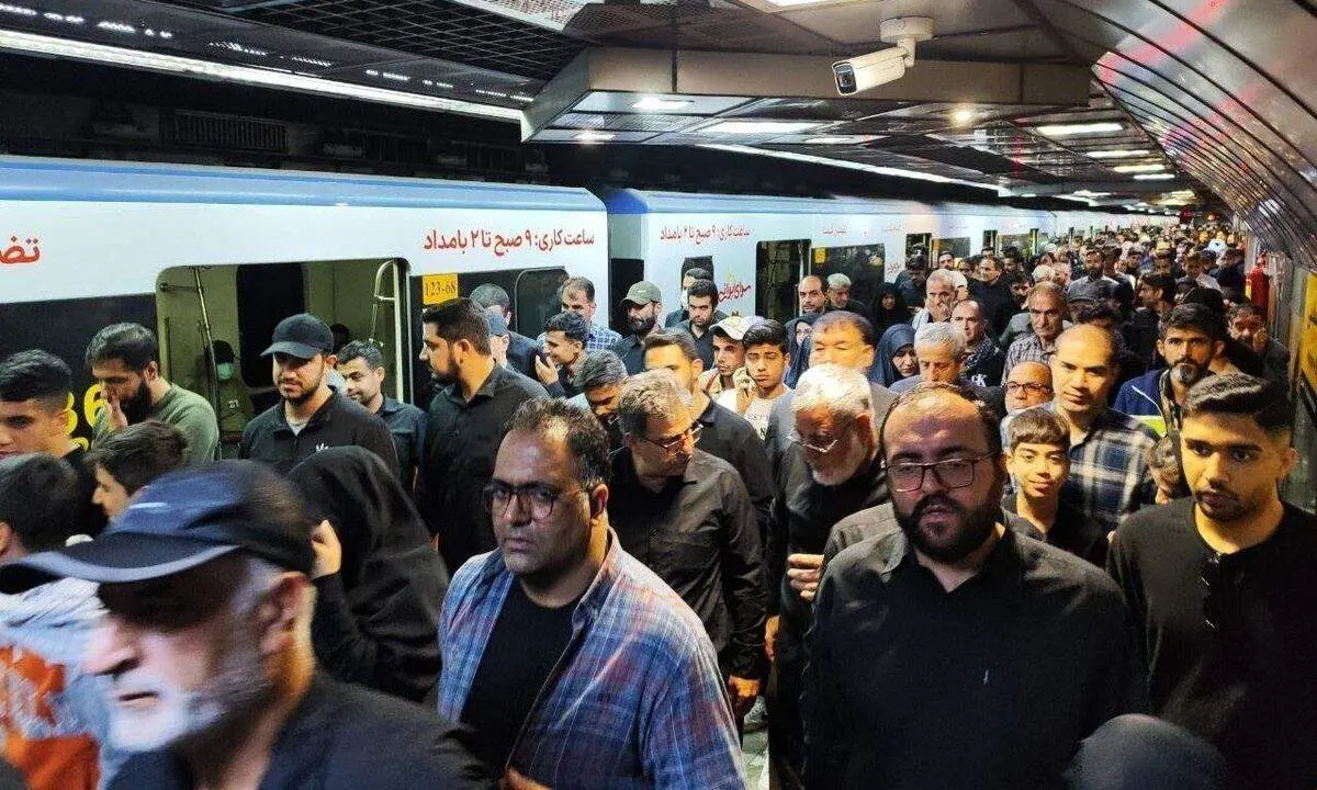 بلاتکلیفی دستفروشان در مترو 