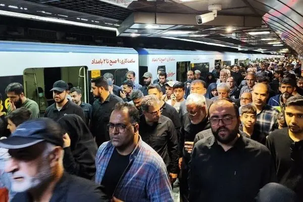 بلاتکلیفی دستفروشان در مترو 