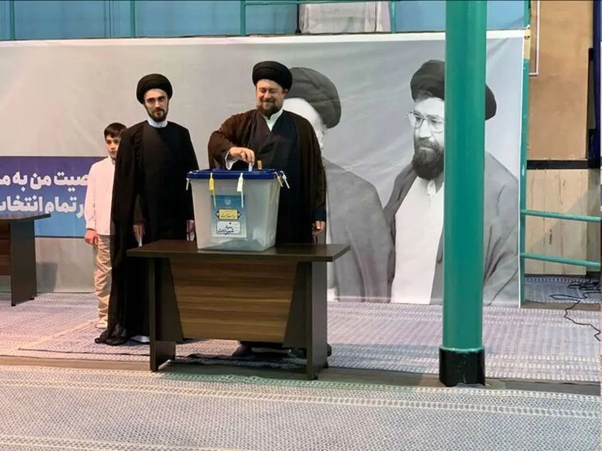 سیدحسن خمینی رأی داد /سیداحمد پدرش را همراهی کرد /عکس