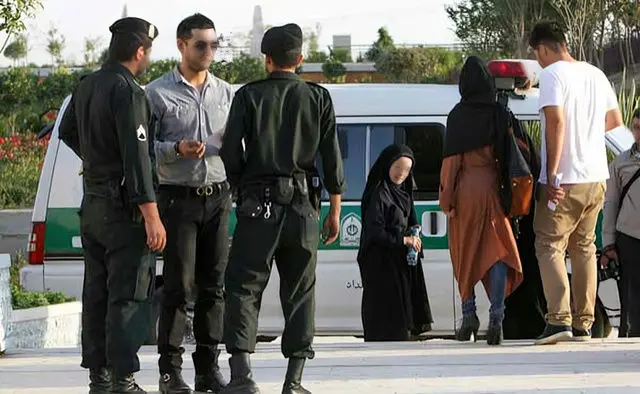 ببینید | یک مسئول شهربازی به دلیل حمایت از زن بی‌حجاب بازداشت شد