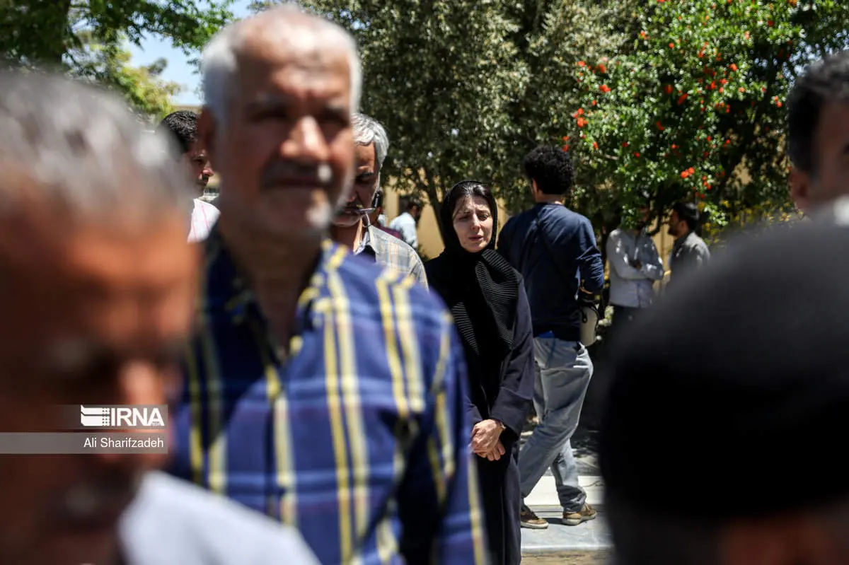 چهره غمزده لیلا حاتمی در مراسم تشییع پیکر  مادرش زری خوشکام/تصاویر