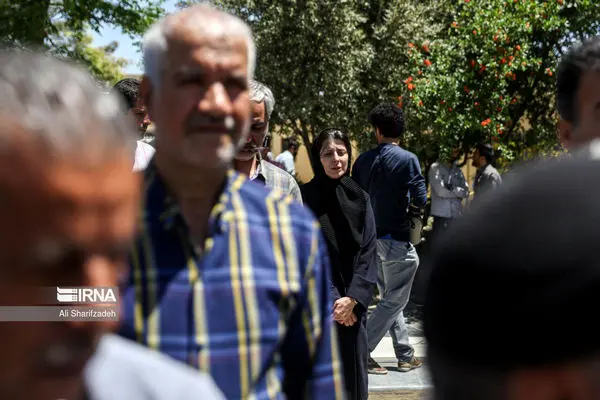 چهره غم‌زده لیلا حاتمی در مراسم تشییع پیکر  مادرش زری خوشکام/تصاویر