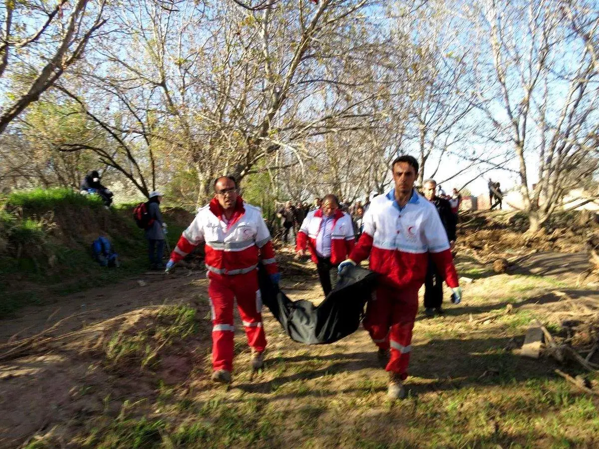 بیرون کشیدن دو جنازه از سیل گلستان