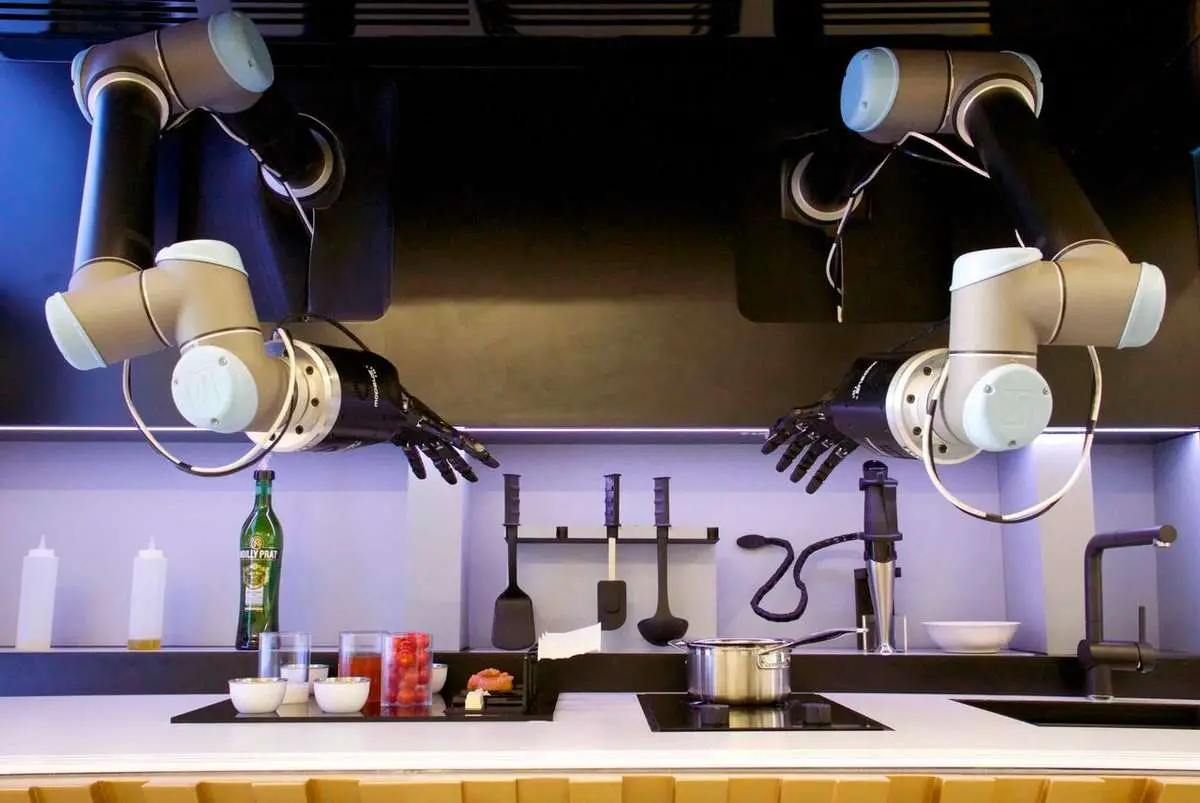 این ربات سرآشپز 9 مدل غذا می‌پزد
