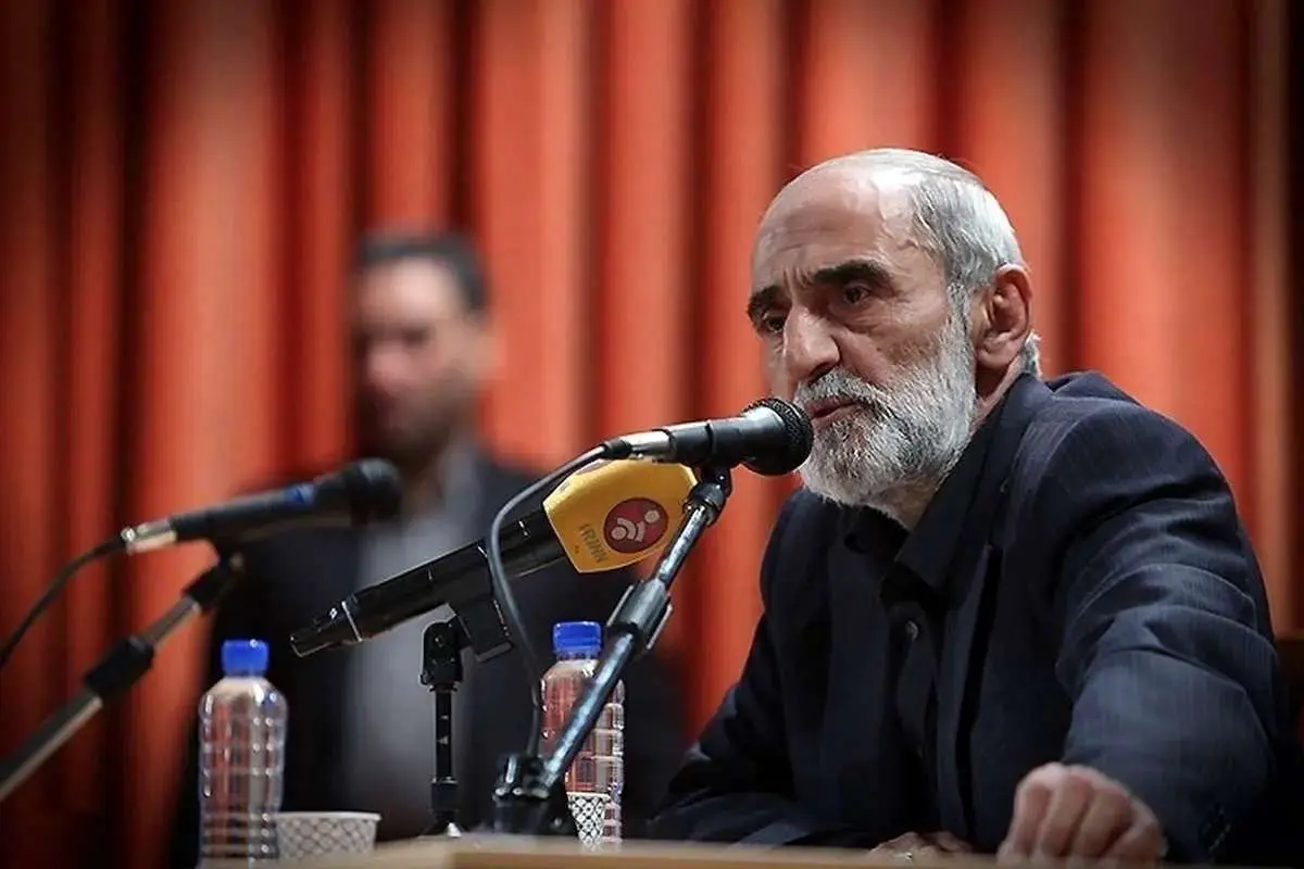 شریعتمداری: موافقان مذاکره هم خائناند هم احمق