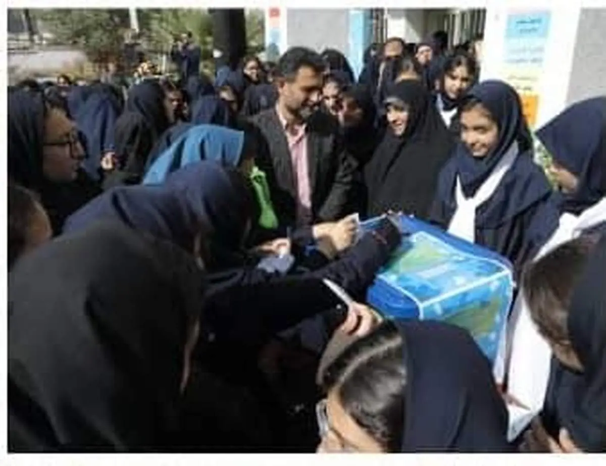 دانش آموزان منطقه2 بر کرسی شهردار مدرسه می نشینند