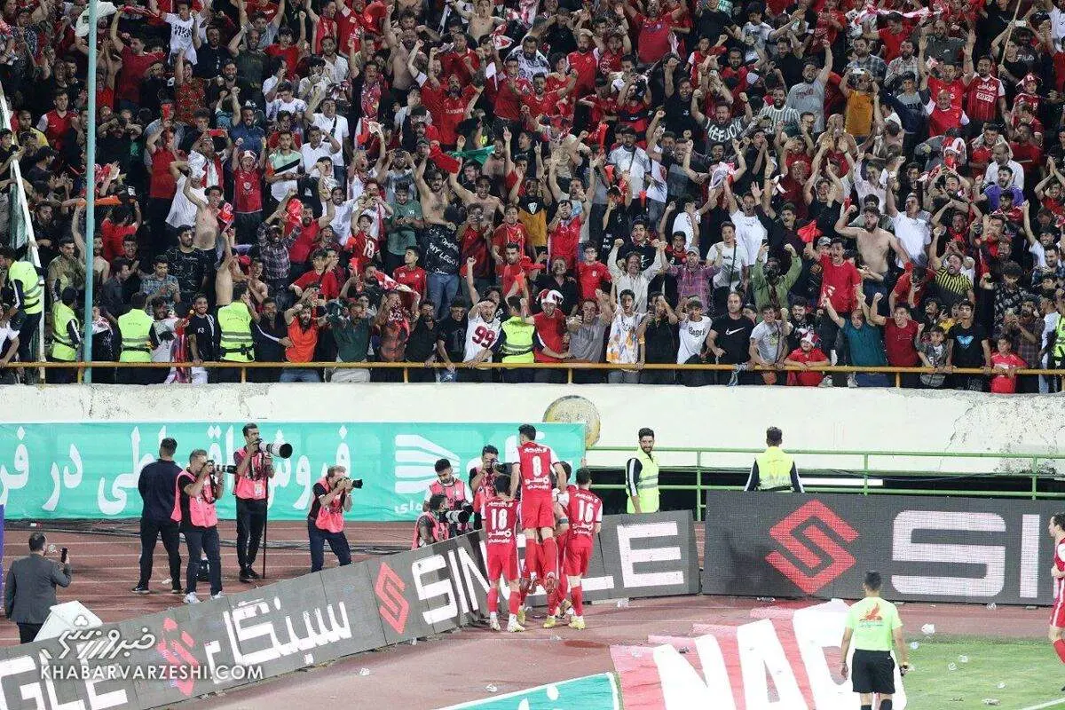 چرا بازیکن پرسپولیس جلوی استقلال لخت می شود؟/ عکس