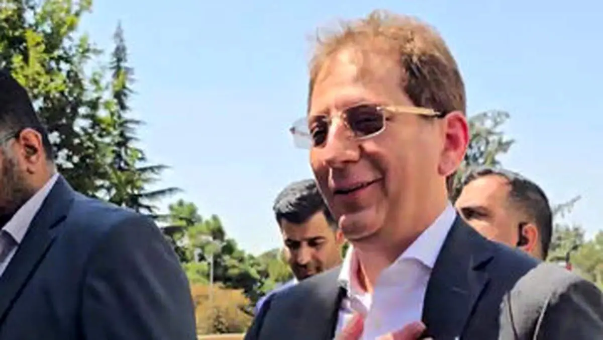 به چه دلیل برابر بابک زنجانی اینقدر کوتاه میآیید؟