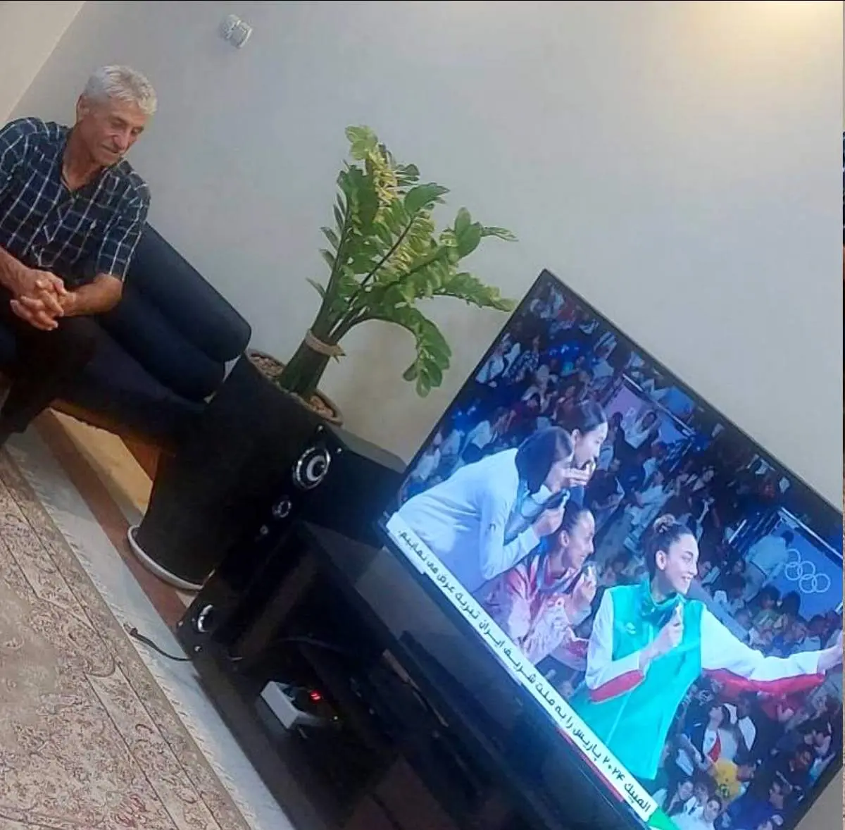 شوق پدر ناهید کیانی هنگام تماشای تاریخسازی دخترش/ عکس