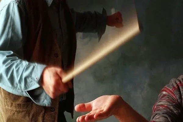 عزل یک معاون مدرسه در بوکان بدلیل تنبیه خشن