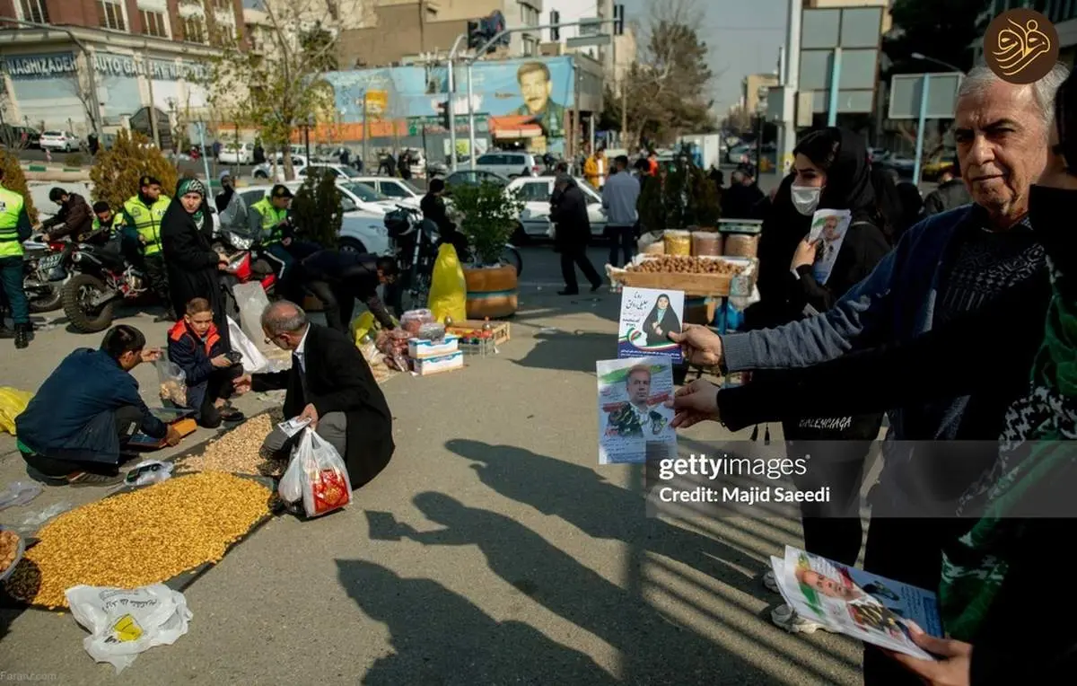 تصاویری جالب از توزیع عکسهای نامزدهای انتخابات مجلس در تهران