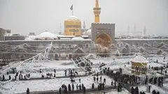 ویدیو/ برف‌روبی پشت‌بام حرم امام رضا(ع)
