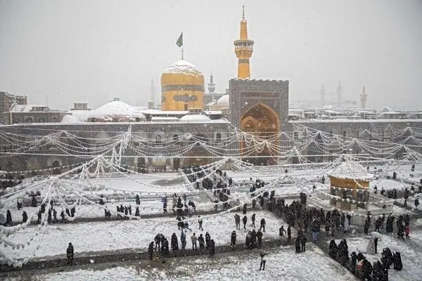 ویدیو/ برف‌روبی پشت‌بام حرم امام رضا(ع)