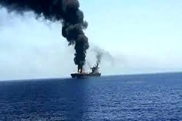کشتی آمریکایی در آتش
