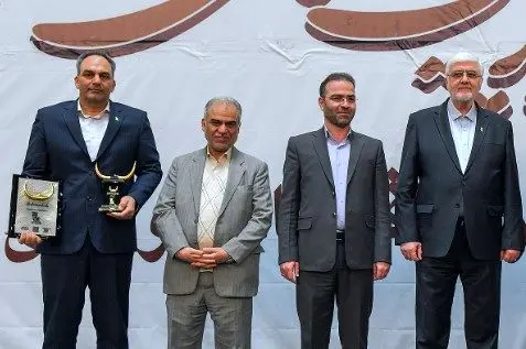 تندیس زرین چهاردهمین دورۀ جایزه مالی ایران به بانک پاسارگاد اهدا شد