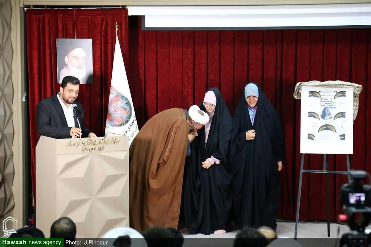 بوسه این روحانی بر دستان همسرش سوژه شد/ عکس